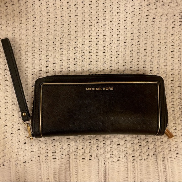 Michael Kors zip up wristlet wallet🖤✨ - Picture 2 of 7